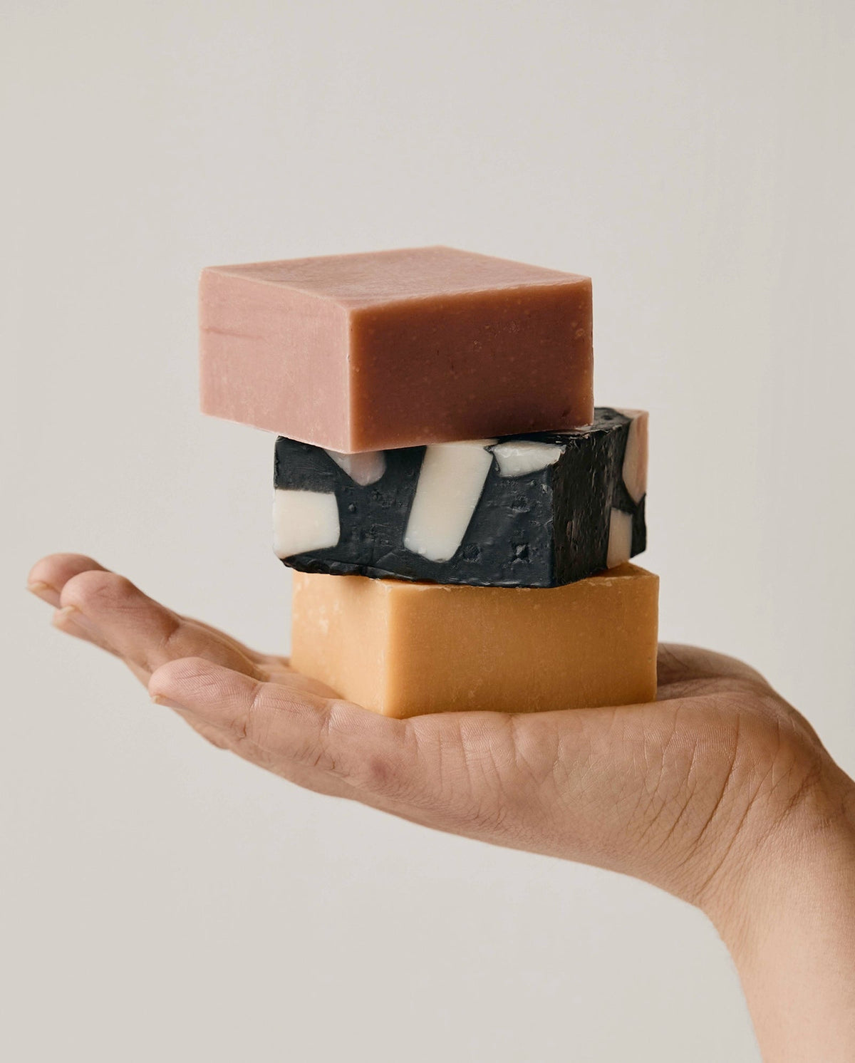 Savon n° 6 – rose, romarin, camomille romaine