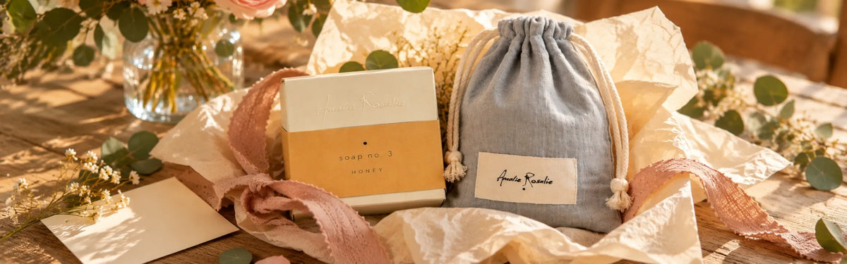 Coffret La petite attention : savon n° 3 au miel et sac à savon en coton